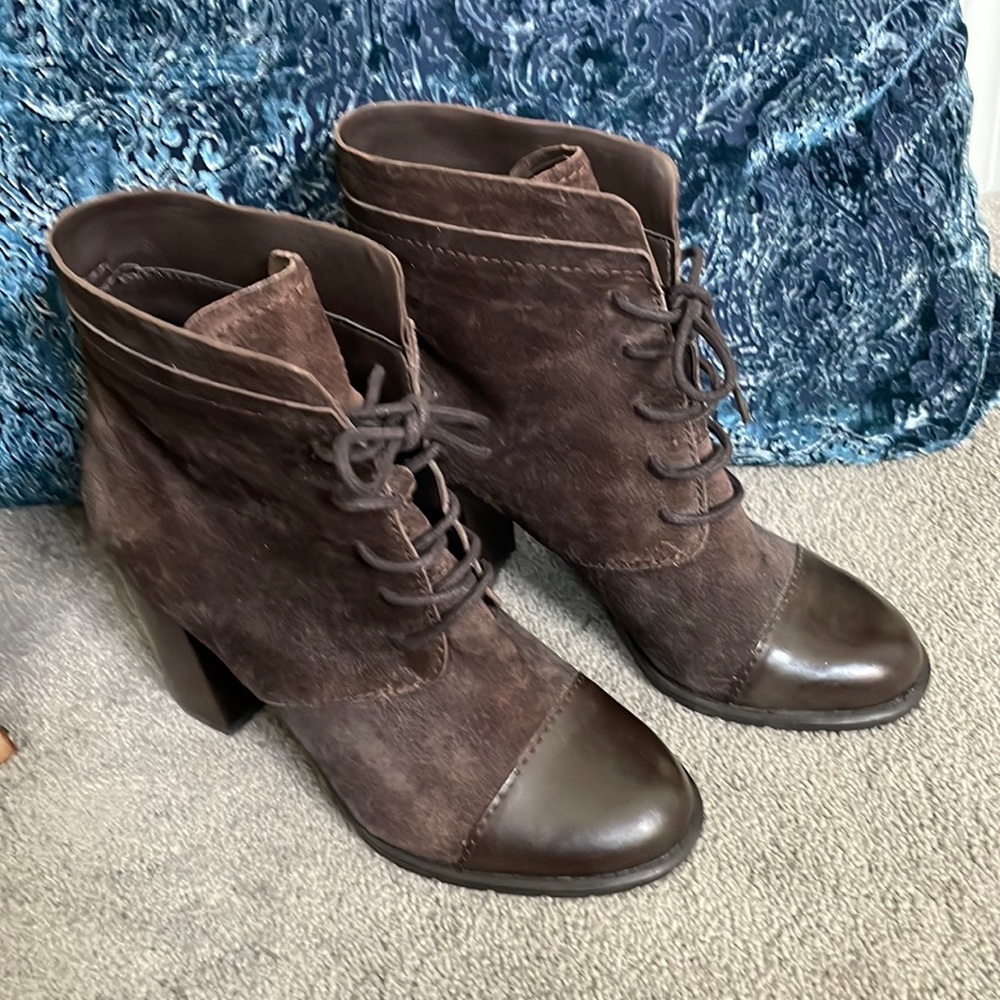 NWOB FRANCO SARTO DISTRESSED LEATHER “OZZIE” ANKLE BOOTIE in DARK BROWN, Size 7M